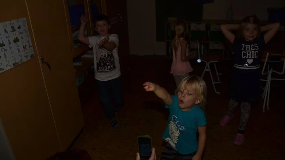 Mörkerkoll. Förskoleeleverna på Högalidsskolan fick leta reflexer i ett mörkt rum, för att se hur effektivt de lyser. Här har Tindra upptäckt en av reflexerna som hängts upp i rummet.