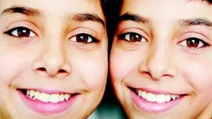 Lika som bär. Zeid och Feidh Shahin är 12 år och tvillingar. Feidh lite längre hår än Zeid så nu går det att se skillnad på dem om man anstränger sig. Ibland händer det att Zeid låtsas vara Feidh och tvärtom. Foto: Jessica Gow