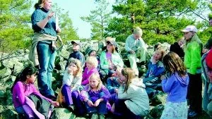 Foto: MARGARETA LJUNGBLAD Skolbarnen i Blankaholm har länge varit intresserade av stenhögen i skogen. I går fick de svar av arkeolog Viveka Palm från Västerviks museum att det var en grav från bronsåldern.
