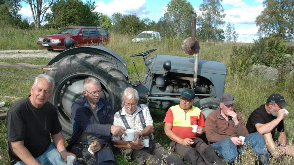 Fikapaus. Stig Andersson, Arne Johansson, Bo Karlsson, Jörgen Gunnarsson, Yngve Peterson och Lennart Karlsson har samlats för en välbehövlig fikastund.