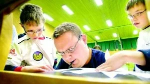 Foto: MAGNUS GLANS Eftertraktad autograf. David Lega skriver sitt namn med munnen och Alexander Gustavsson, till vänster, samt Gustav Rubin ser imponerade på.