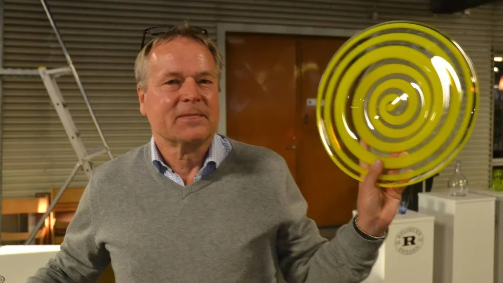 Ny miljonorder. Ulf Rosén, vd på Reijmyre Glasbruk kan glädja sig ån ännu en affär i miljonklassen. Det här fatet hör dock till en tidigare produktion.