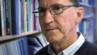 Tandläkaren, forskaren och förre riksdagsmannen Christer Lindblom i Västervik kan sedan några veckor titulera sig även som filosofie doktor. Hans doktorsavhandling heter Hur tandrötan blev politik och behandlartandläkarprofessionens framväxt i Sverige under tidigt 1900-tal. Foto: MAGNUS GLANS