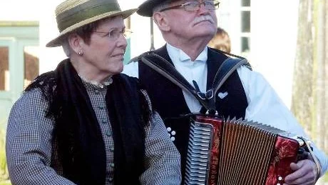 Kerstin på cittra och Carl-Göran på bälgaspel, två sjättedelar av musikgruppen Gnid & Drag.