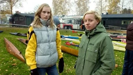 Färdigpaddlad för säsongen. Jessica André och Melina Westerbergs tävlingskanoter ligger på gräsmattan. Förmodligen är de förstörda av branden.  Foto: Titti Olovsson