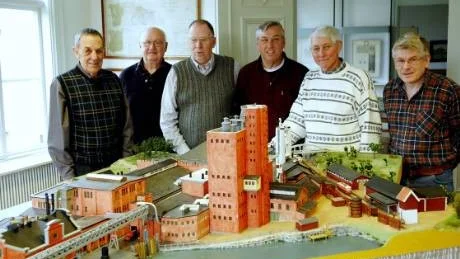 Efter nästan sju år och 5 550 arbetstimmar är ABF-cirkeln i Skärblacka färdiga med modellen över hur Skärblacka bruk såg ut på 1940-talet. Cirkeldeltagarna från vänster: Gösta Åkerlund, Ragnar Gustafsson, K-A Åhman, P-G Andersson, Owe Hagström och cirkelledaren Sven-Henry Carlsson. På bilden saknas Sören och Gunilla Andersson.