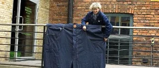 Jeans och blå naglar
