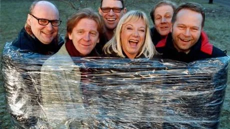 Galenskaparna står bland annat bakom tv-serien "Gladpack". Från vänster Knut Agnred, Claes Eriksson, Jan Rippe, Kerstin Granlund, Anders Eriksson och Per Fritzell. Foto: Tobias Röstlund