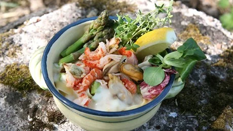Sommarpasta. Pasta med enkla skaldjur och sparris är mat för sommarlata semesterdagar.