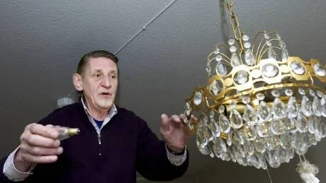 Fixar-Björn Kindahl fixar det mesta, enligt dem som Folkbladet pratat med. Här byter han glödlampa på Siv Carlssons kristallkrona.