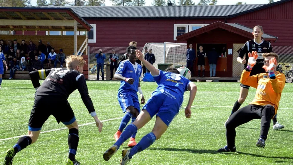 Spelande tränare Johan Holmqvist offrade sig i en nickduell som gav 3-0.