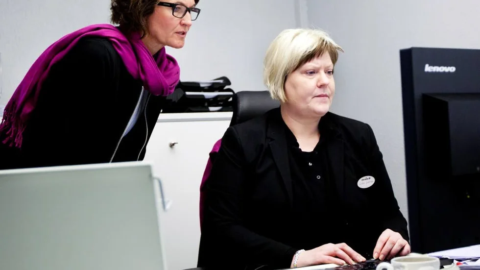 Fullt tryck på dataskärmen. Eva-Lena Bergkvist och Linda Jadinge följer händelseutvecklingen kring Norwegian.
