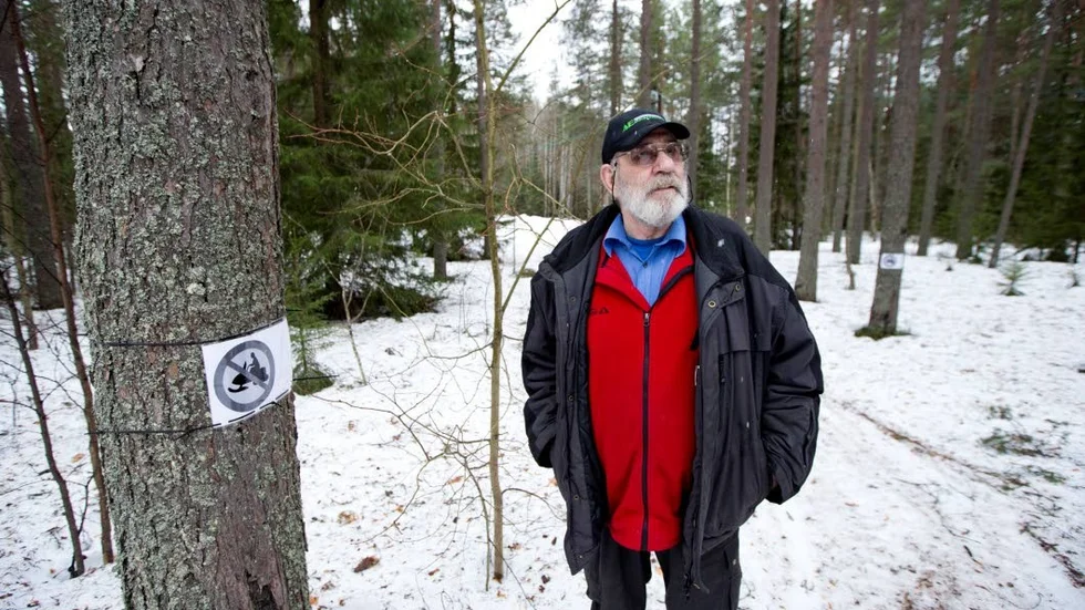 Lennart Andersson, skogsägare i Höglandsnäs, känner sig uppgiven över att snöskoterförare inte respekterar hans förbud. Han är orolig att hans skogsplantor ska bli förstörda.
