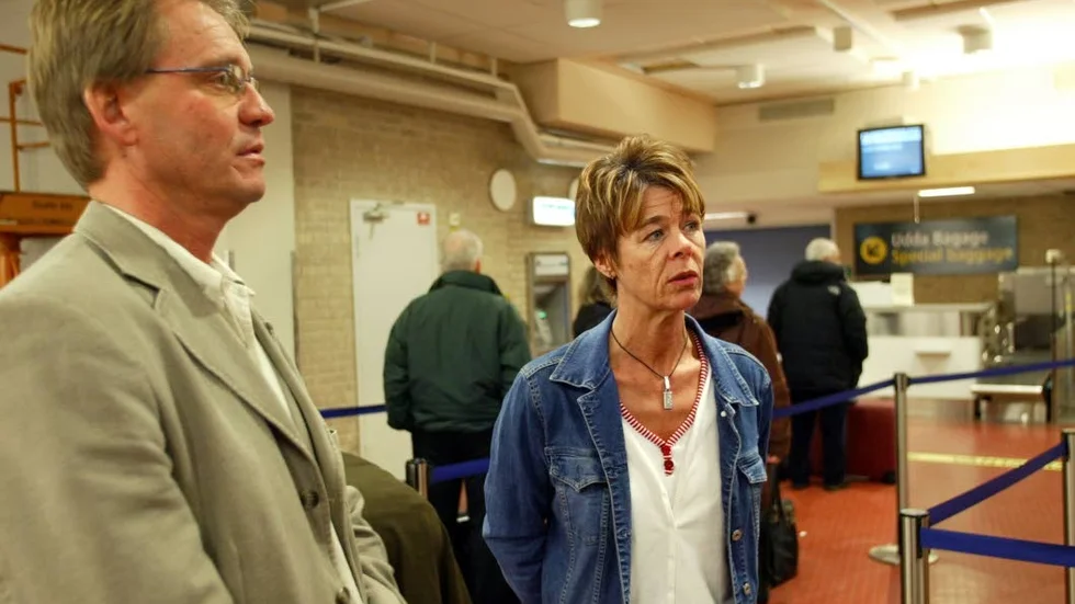 Maria Westerberg Larsson med sin make Ulf Larsson dagen innan avfärd till Thailand 2004 då snöstorm vid Luleå Airport försenade flyget.