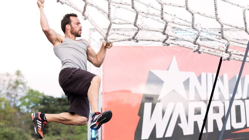 David Nyström i action. På torsdagskvällen svingade han loss i Ninja Warrior, på en kanontid som kvalificerade honom till den kommande Sverigefinalen.