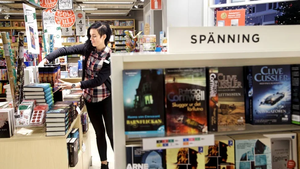 Kerstin Borg, vikarierande butikschef, förstår att folk tycker det är bekvämt att beställa böcker över nätet. För att möta upp konkurrensen försöker man satsa på god service i butiken.