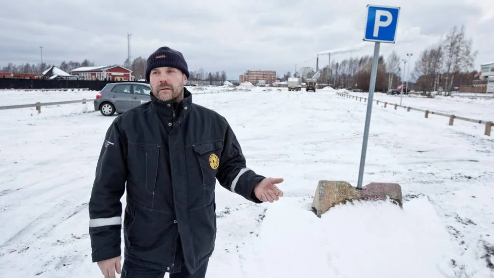 Parkeringsvakten Alf Vonkavaara tycker att Piteborna överlag sköter sig bra när det kommer till parkering, men det är vanligt att p-skivan missbrukas. (Arkivbild)