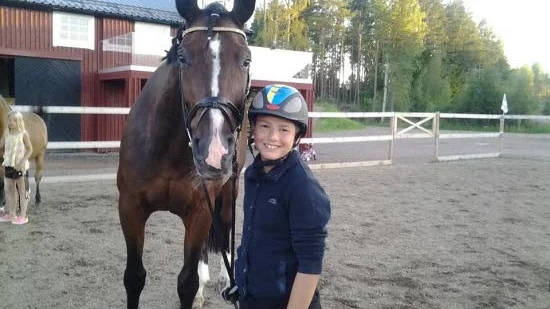 Zack Lundberg, 13 år, flyttar till Skåne för att satsa på ridsport. Han har redan klart med tävlingar utomlands. Han ska tävla i Danmark och Tyskland i sommar.?