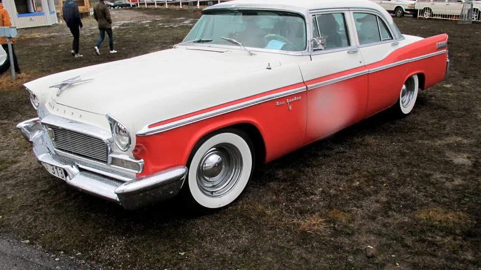 På plats ute på Långnäs fanns både vackra veteraner, typ Chrysler New Yorker, som hästkraftsstinna adrenalinpaket av modernare snitt.