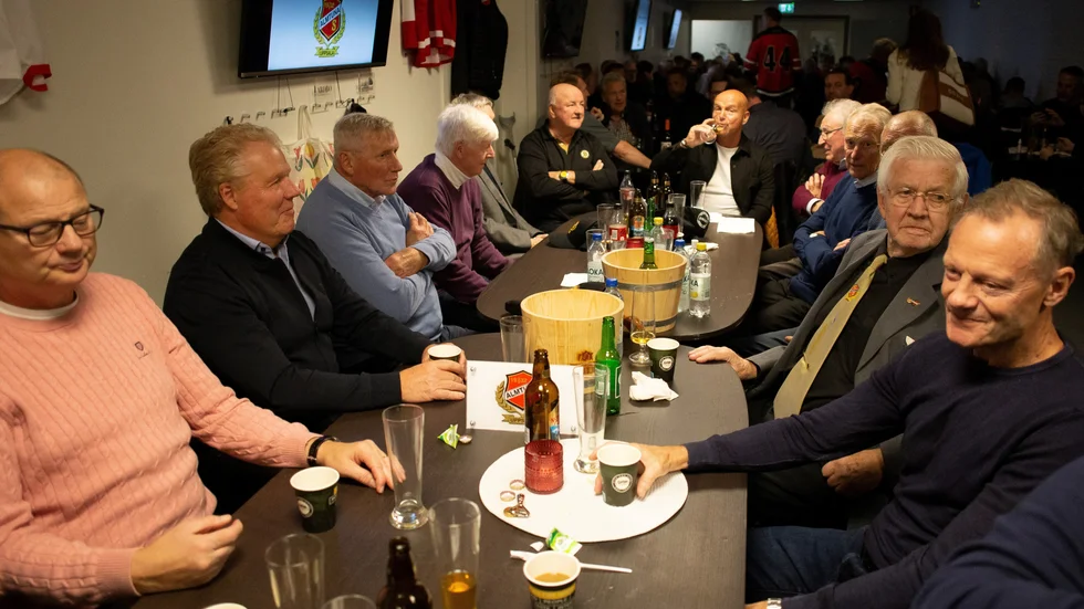 Många Almtunalegendarer var på plats i Upplands Bilform Arena. Bland andra Claes-Göran "Myggan" Wallin (tvåa fr v) och Janne Claesson, närmast till höger.