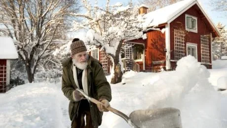 - Även i år har det blivit mycket snöskottande, säger Per Andersson som bor i torpet Vedlösen i bakgrunden. Ett torp som är byggt 1862, troligen på grunden till ett ännu äldre torp med anor från 1600-talet.