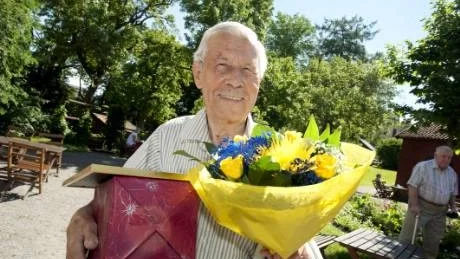 John Nestor hade svårt att få med sig diplom, paket och blommor. - Jag har trivts bra de här 50 åren, säger han.