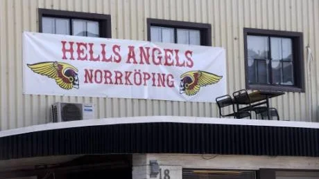 Hells Angels har satt upp sin banderoll igen trots att de inte har tillstånd. Foto: Titti Olovsson