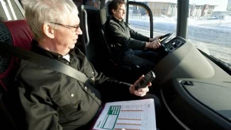 Eleven Johnny Larsson tränar bränslesnål eco-driving med bussen under överinseende av läraren Bernt Linell.