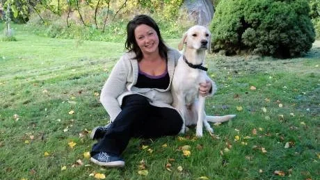I familjen bor det två hundar och en katt. Här med hunden Zaga. - Jag älskar djur! Skulle kunna ha hur många som helst, men maken säger ifrån, skrattar Emma Larsson.Foto: Pernilla Andersson