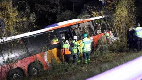 En 63-årig busschaufför avled när han av okänd anledning körde av vägen sent i måndagskväll. Polisen misstänker att det kan röra sig om plötsligt sjukdom. Foto: Björn Persson/Wighsnews