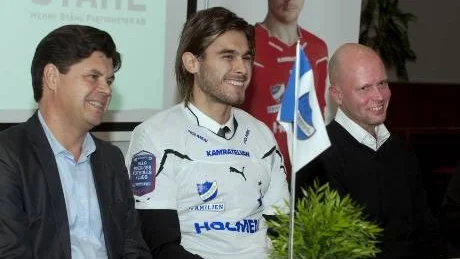 Nöjd trio. IFK presenterade i går ett spännande nyförvärv i Astrit Ajdarevic. 20-åringen har skrivit på ett fyraårskontrakt med klubben. Här omges han av IFK:s klubbdirektör Krister Eriksson och sportchefen Tony Martinsson. Foto: Titti Olovsson