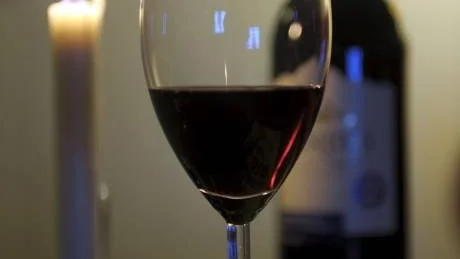 Inte bara gott. Att dricka en måttlig mängd vin varje dag kan minska risken för hjärt- och kärlsjukdomar genom att sänka de farliga kolesterolvärdena. Det slår ännu en undersökning fast. Foto: Fredrik Sandberg/Scanpix