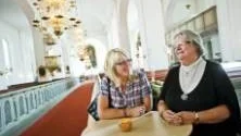 Diakoner arbetar med att hjälpa alla människor.  Jag får frågan ibland varför vi som kristna hjälper både muslimer och icke-kristna. Men det är det som är diakoni för mig, säger Birgitta Carlgren (t.h). Foto: Andreas Skogh