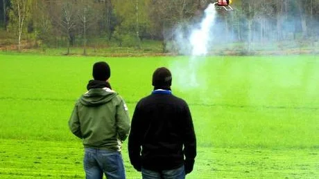 Fredrik Borgsjö och Johan Karlsson från Team East Coast Heli i Norrköping bjöd på en hisnande flyguppvisning  med sina helikoptrar.
