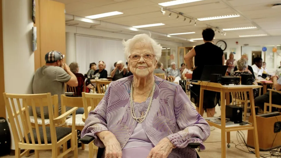 Greta Bergman har haft så kul med de andra på dagverksamheten när hon fått sjunga och spela in musikvideon.