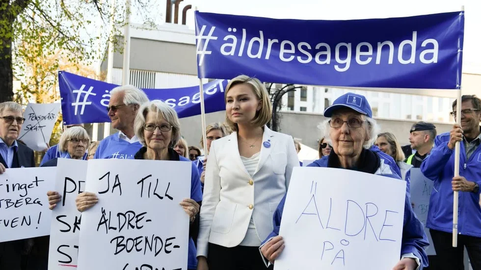 Partiledare Ebba Busch Thor (KD) kom till SVT för att deltaga i Agendas partiledardebatt och poserade tillsammans med pensionärer som protesterar mot låga pensioner.