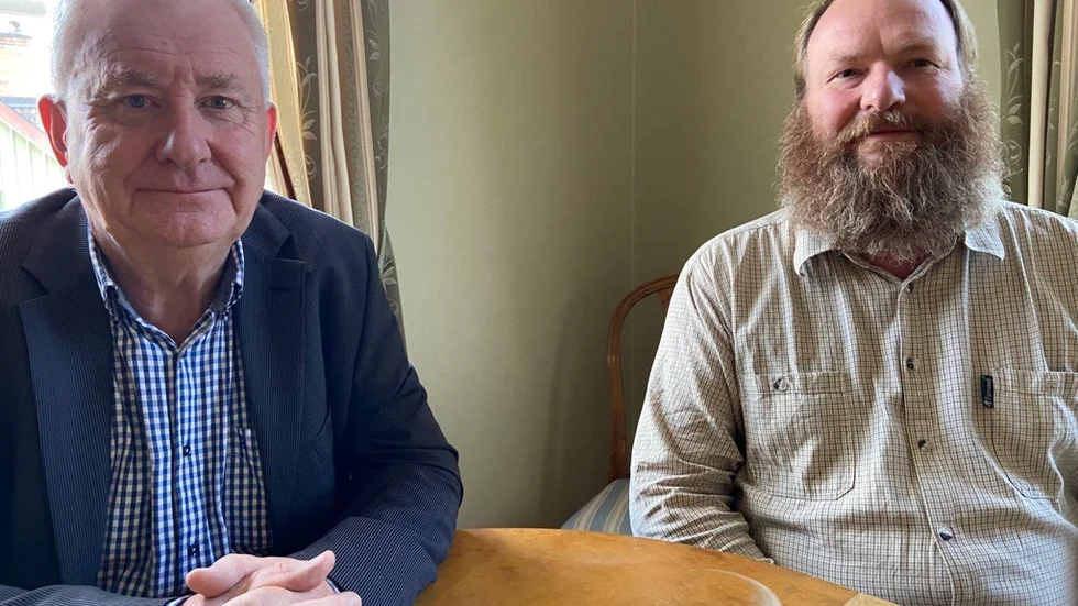 Kyrkorådets ordförande Magnus Karlsson tillsammans med kyrkogårds- och fastighetsansvarig Mattias Kessén. De har precis avslutat arbetsutskottsmötet där Mattias Kessén presenterat flera åtgärder för hur de ska hantera de höga elpriserna i vinter.