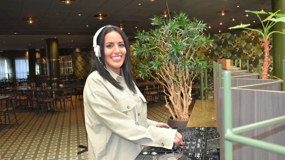 På vardagarna studerar hon lagboken och under helgerna styr dj:n Nour Naeem musiken på Scandic i Skellefteå.