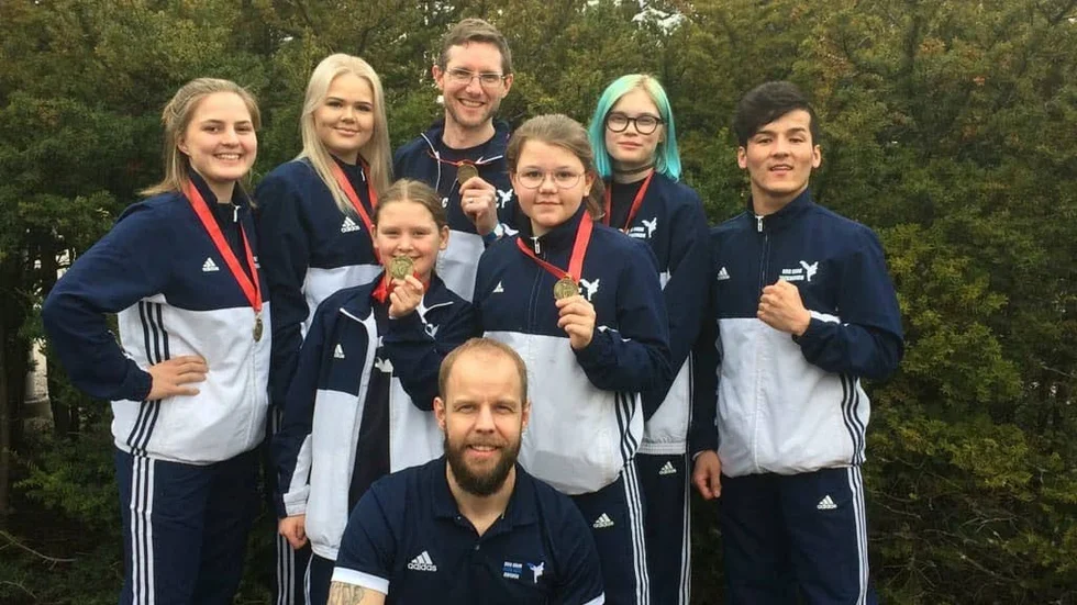 Soo Shim Piteå hade en bra helg i Nurtzi Open. Bakre raden från vänster: Larice Marrero, Emilia Nilsson, Love Hertov, Wilma Strand, Iqbal Ahmedi.
Främre raden: Lova Vesterlund och Klara Bergvall. Sittande: Joakim Sjöberg (tränare).