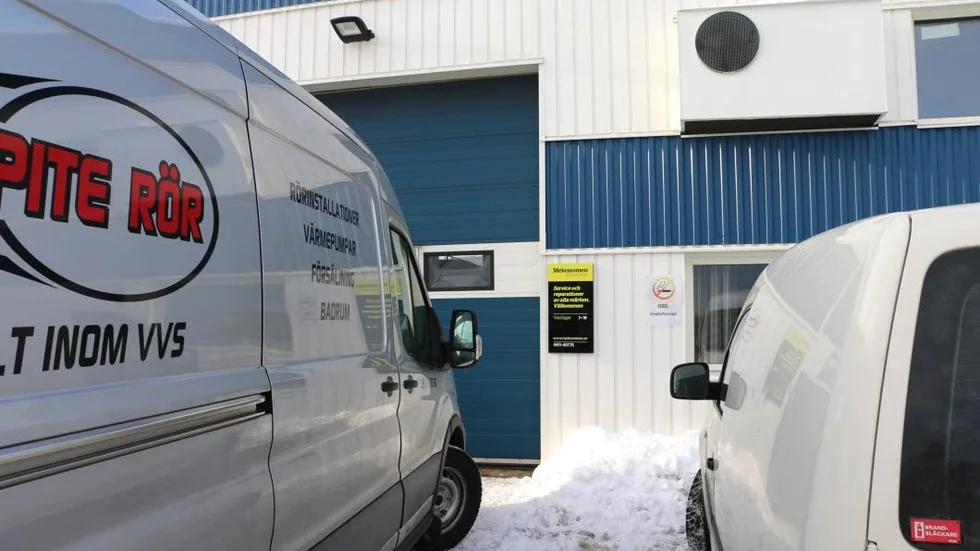 Tillfällig lokal. Öjebyns Bilservice/Mekonomen har flyttat till en tillfällig lokal i Ivabhuset där det fanns ett ledigt garage att arbeta i.
