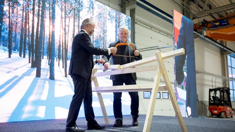 Kvinnor. Så väl regeringen som branschen vill ha fler kvinnor i bygg- och anläggningsbranschen. Lindbäcks bygg pekas ut som förebild i det arbetet. På bilden Stefan Lindbäck, vd, och bostadsminister Peter Eriksson i samband med invigningen av husfabriken på Haraholmen. (Arkivbild)