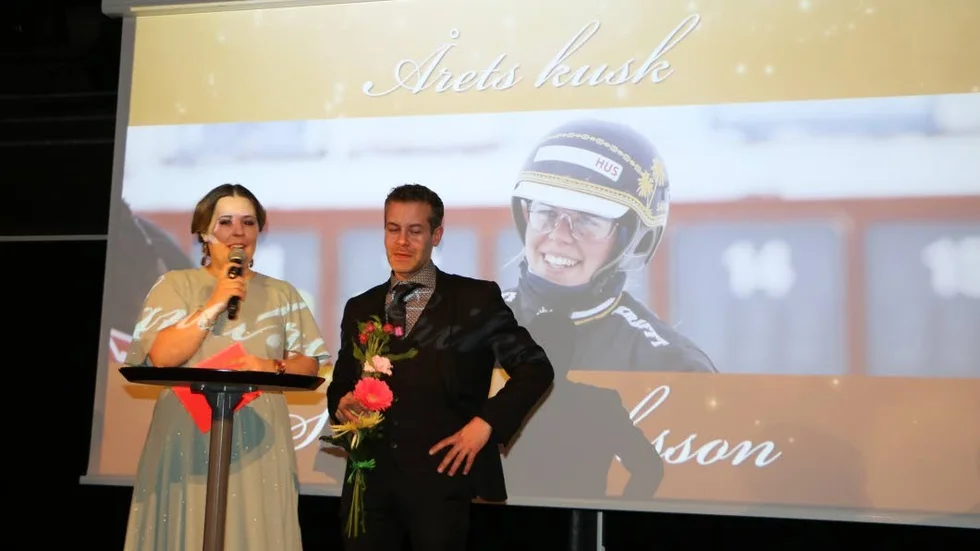 HÄMTADE. Robin Björck hämtade priser till Sandra Eriksson ett par gånger under kvällen. sandra själv var upptagen under V75 på Eskilstuna.