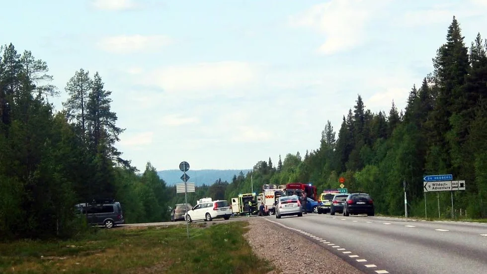 Räddningspersonal jobbade under lång tid med att få ut de skadade från fordonen som kolliderat på 45:an i vägkorsningen mot Hedberg.