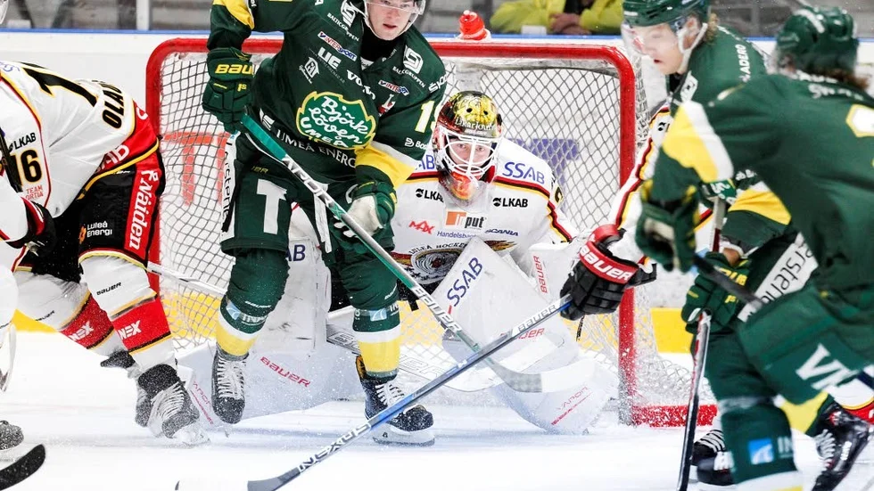 Austin Farley här mot Luleå under försäsongen i gjol. Nästa säsong kommer han att spela med Luleå Hockey. (Arkivbild)