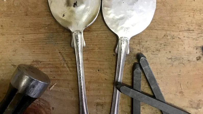 Fina silverskedar blir hållbara växtskyltar.