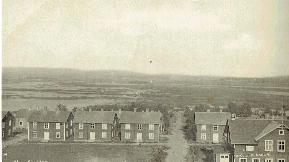 Stugor. En gammal bild av kyrkstaden i Norrfjärden som består av 31 stugor med 131 rum. Några av stugorna har i början av 1900-talet flyttats från Öjebyn.