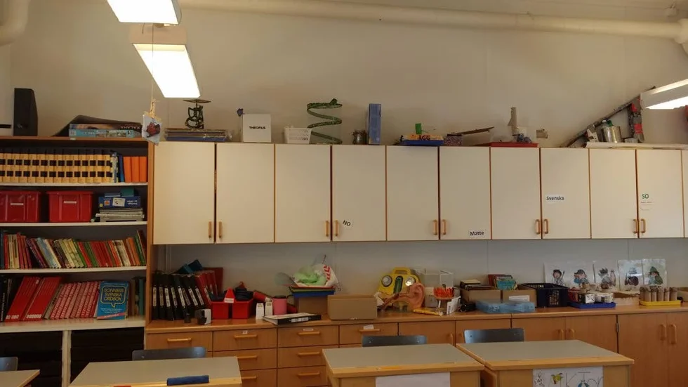 Öppen förvaring av skolmaterial gör det svårare för städpersonalen. Nu ska städbarheten ses över.