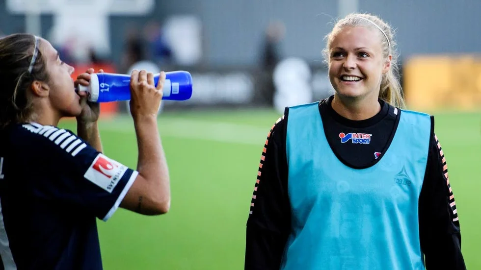 Linköpings gravida målvakt Hilda Carlén, till höger, efter torsdagens damallsvenska fotbollsmatch mellan Hammarby IF och Linköping HC på Hammarby IP.