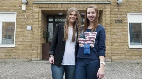 Beatrice Johansson (t.v) och Matilda Numar är två av eleverna i UF-företaget EcoSoap UF.