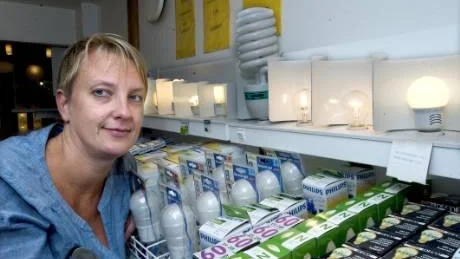 Elisabeth Andersson på Ljusihem märker tydligt hur kunderna hamstrat 60-wattare den senaste tiden. Men hon tycker att det numera finns gott om likvärdiga alternativ till den traditionella glödlampan.